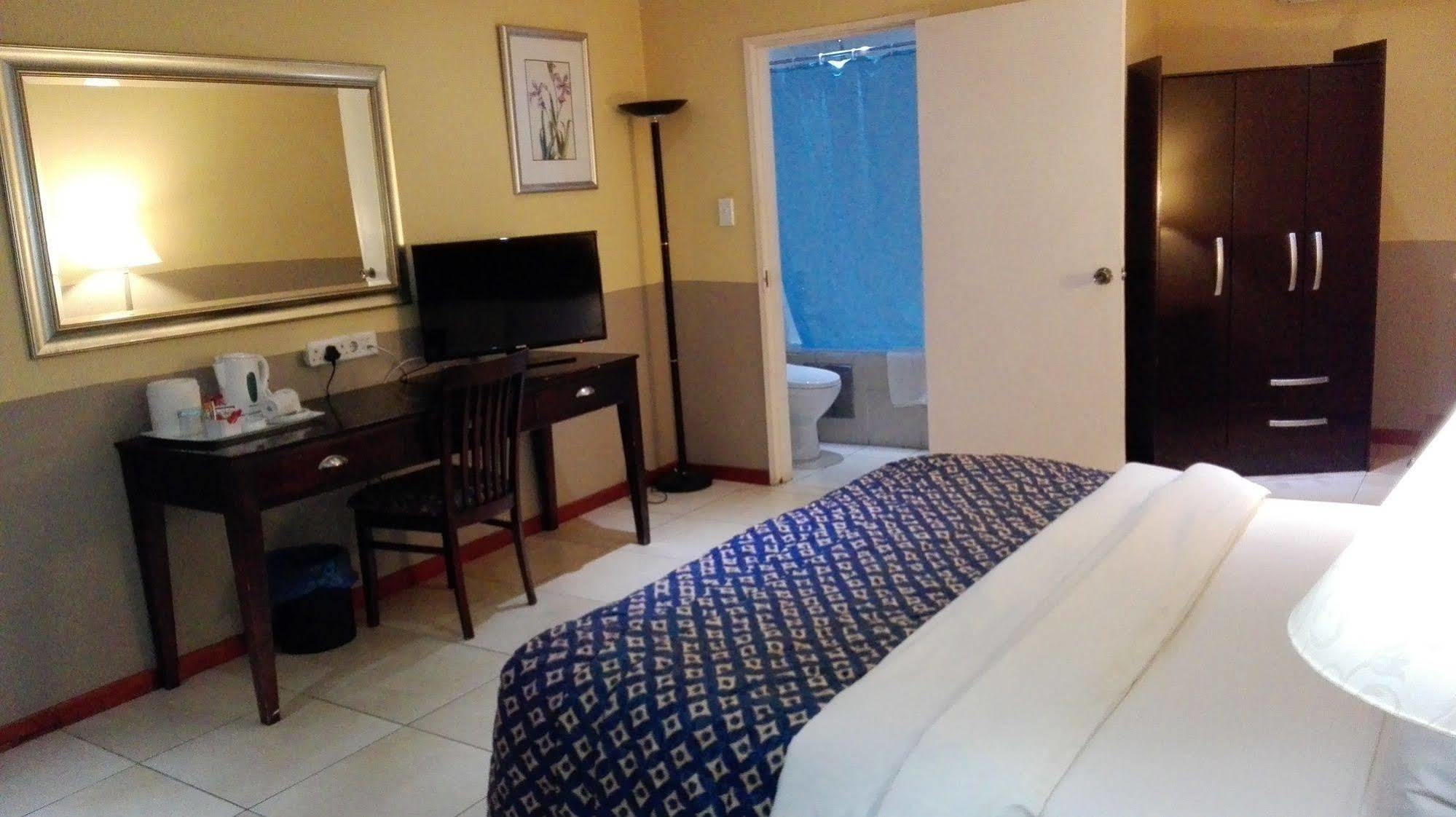 Villa Via Hotel Midrand Exterior photo